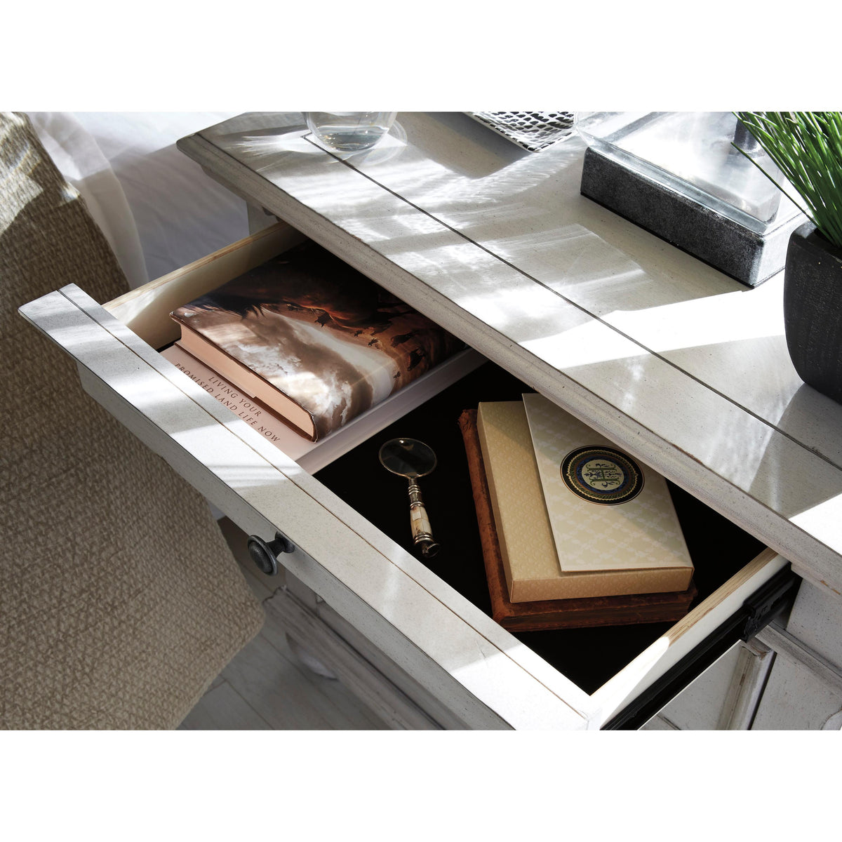  Benchcraft Kanwyn 3-Drawer Nightstand B777-93 IMAGE 5