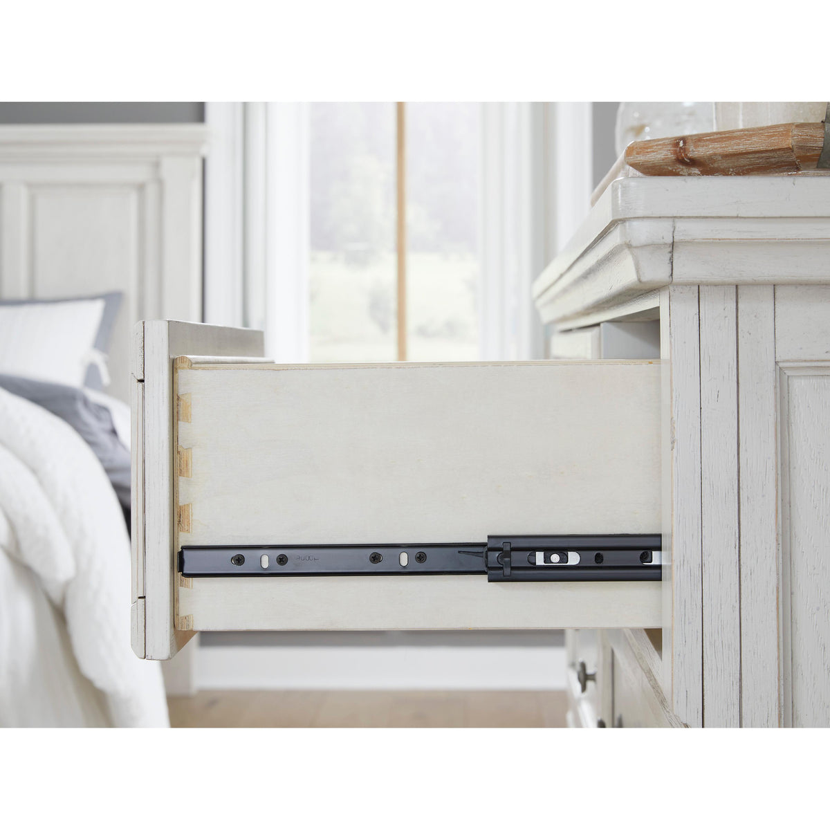  Signature Design by Ashley Robbinsdale B742-46 Five Drawer Chest IMAGE 7