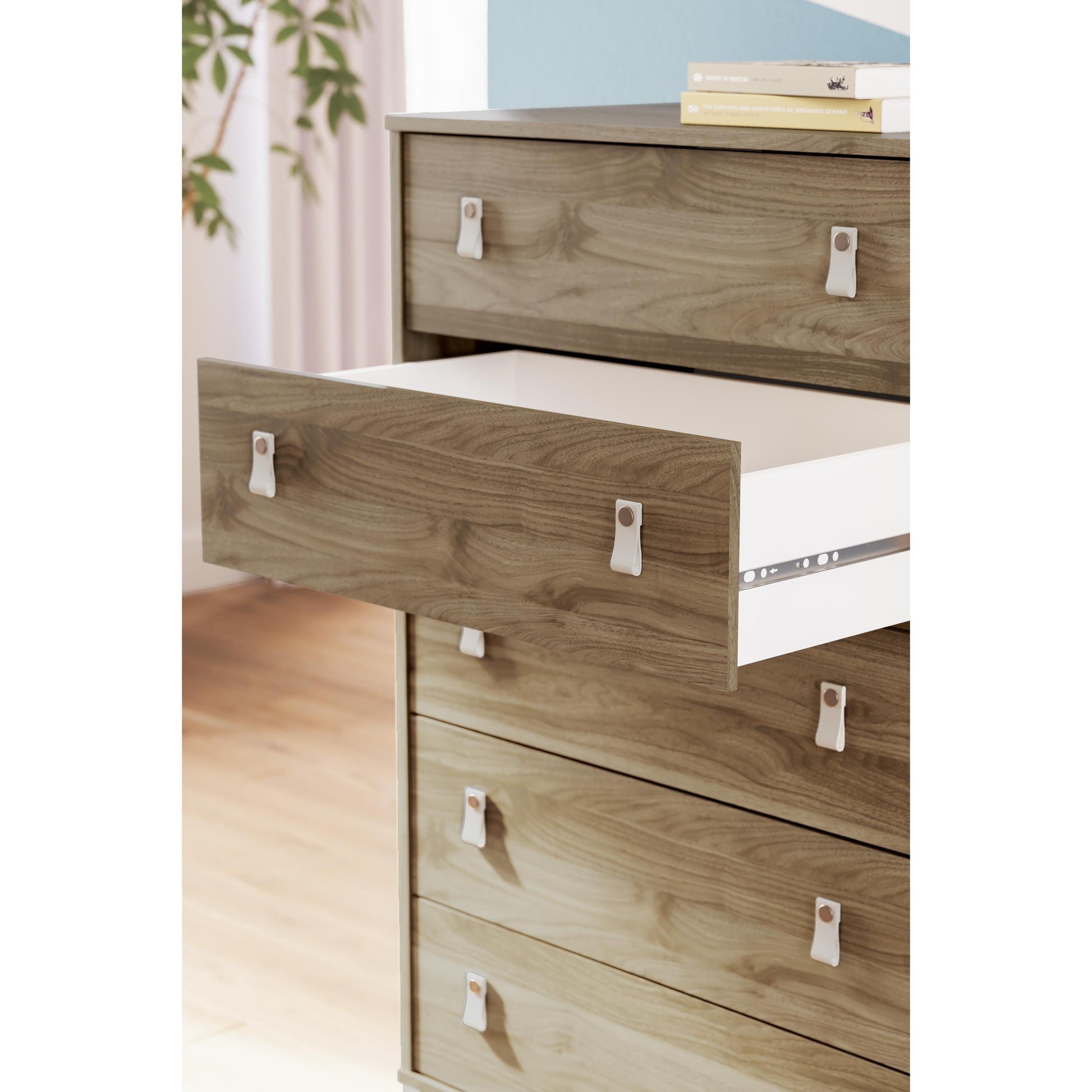 Signature Design by Ashley Aprilyn 5-Drawer Chest EB1187-245 IMAGE 9